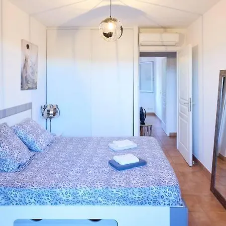 Beau 3 Pieces Avec Jardinet Et Cour, 5 Min Plages Apartament