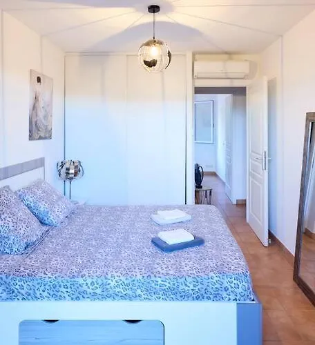 Beau 3 Pieces Avec Jardinet Et Cour, 5 Min Plages Apartment