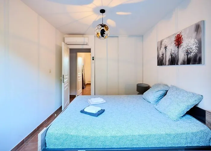 Apartment Beau 3 Pieces Avec Jardinet Et Cour, 5 Min Plages