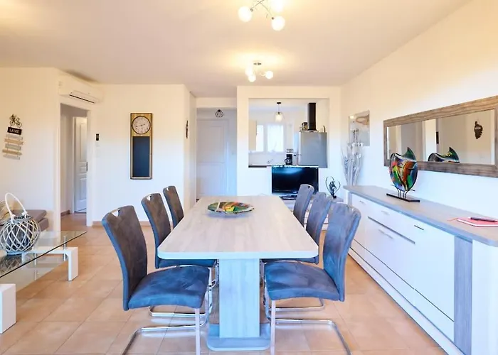 Beau 3 Pièces Avec Jardinet Et Cour, 5 Min Plages Appartement *