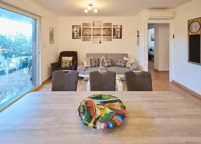 Beau 3 Pieces Avec Jardinet Et Cour, 5 Min Plages *